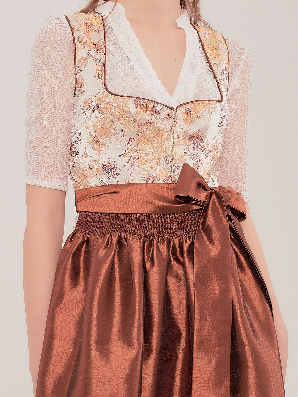 Elegantes blaues Dirndl mit floralen Details