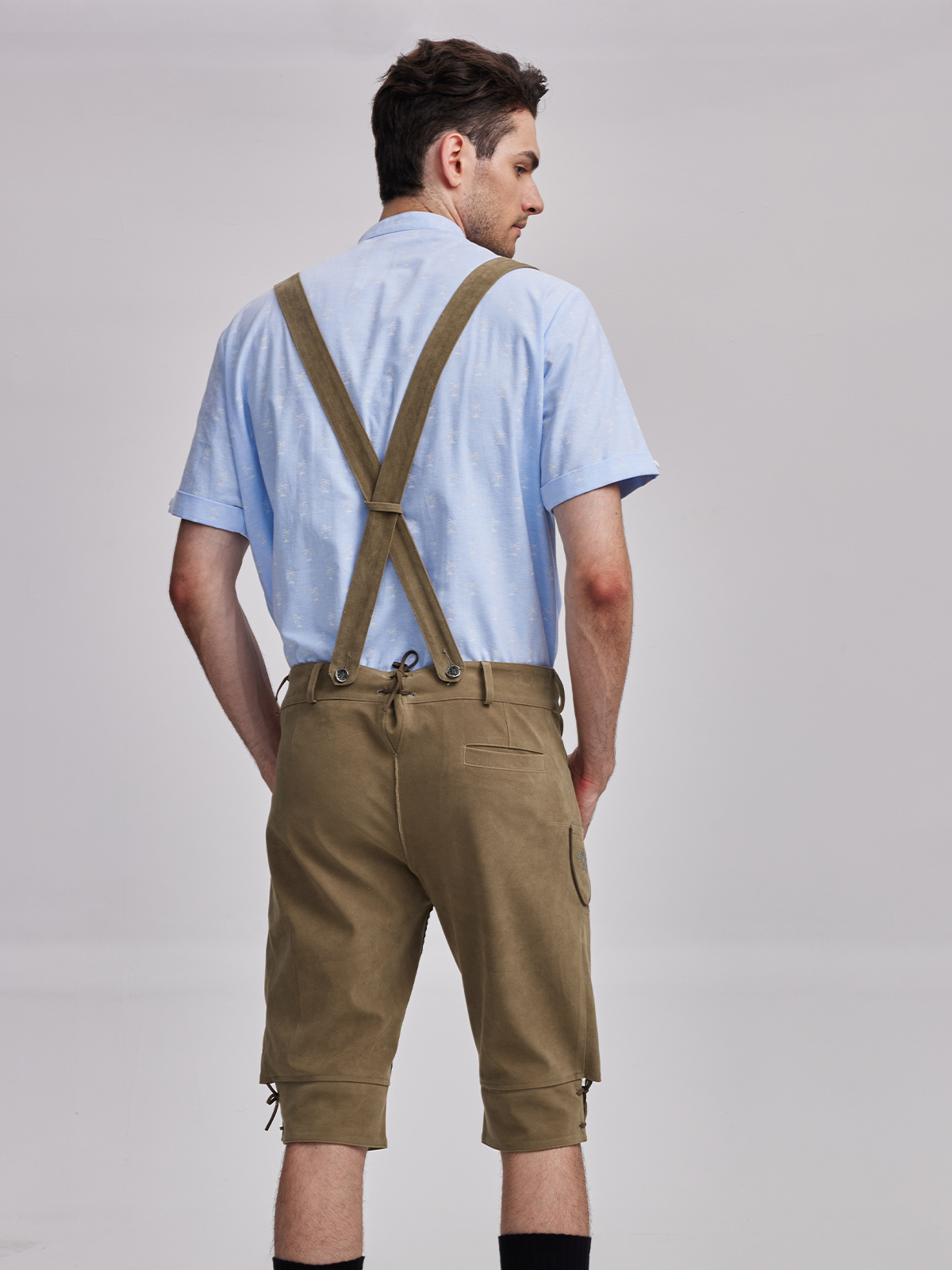 Modernes Dirndl mit V-Ausschnitt