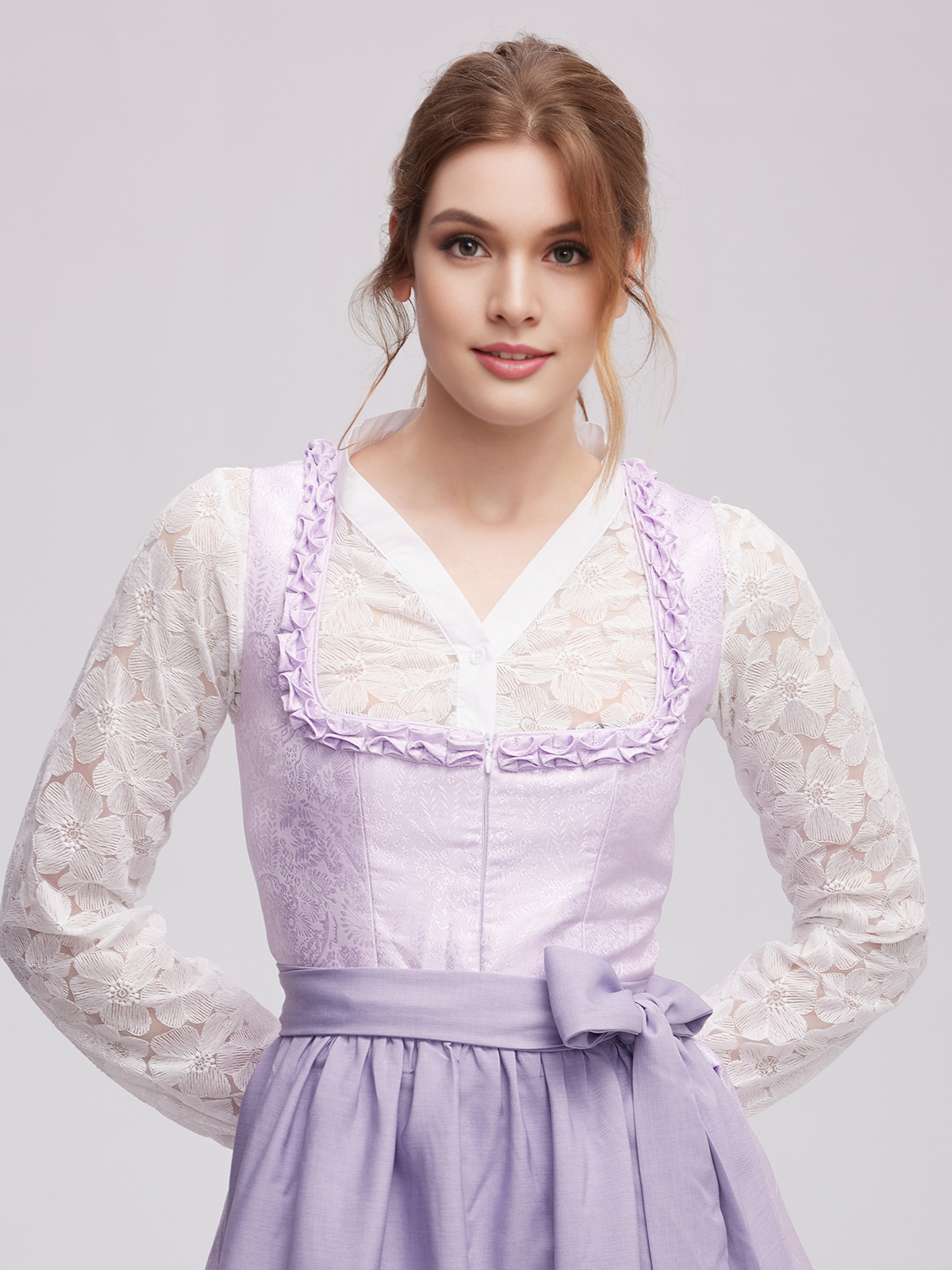 Modernes Dirndl in Lila – perfekt für den urbanen Look