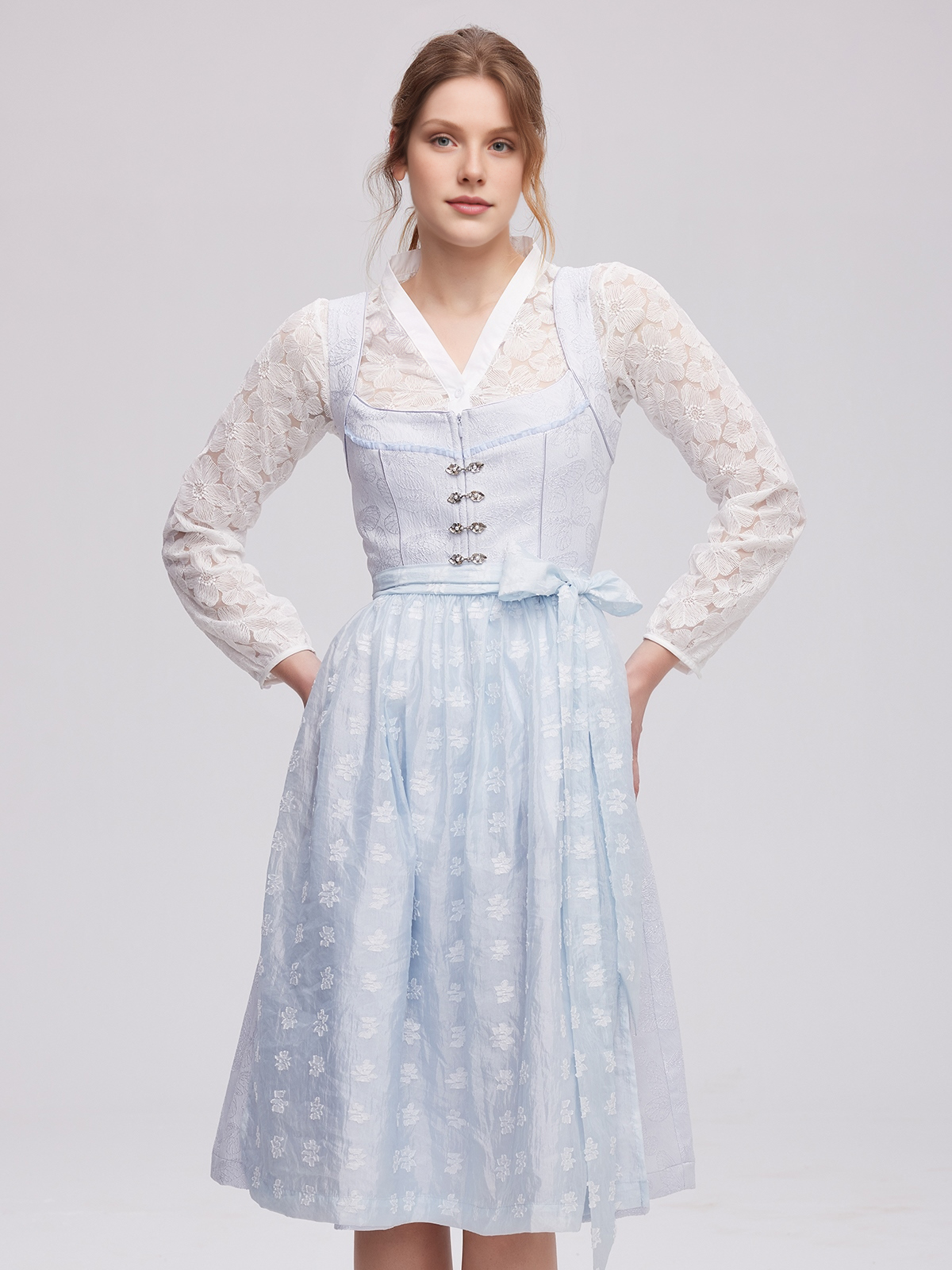 Moderne dunkelgrüne Dirndlbluse mit elegantem Schnitt