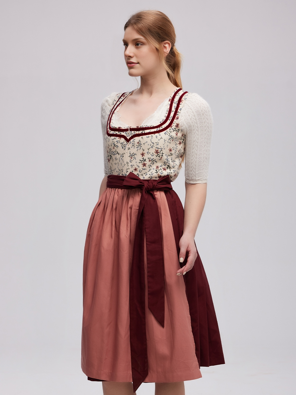Schwarzes Dirndl mit roten Akzenten
