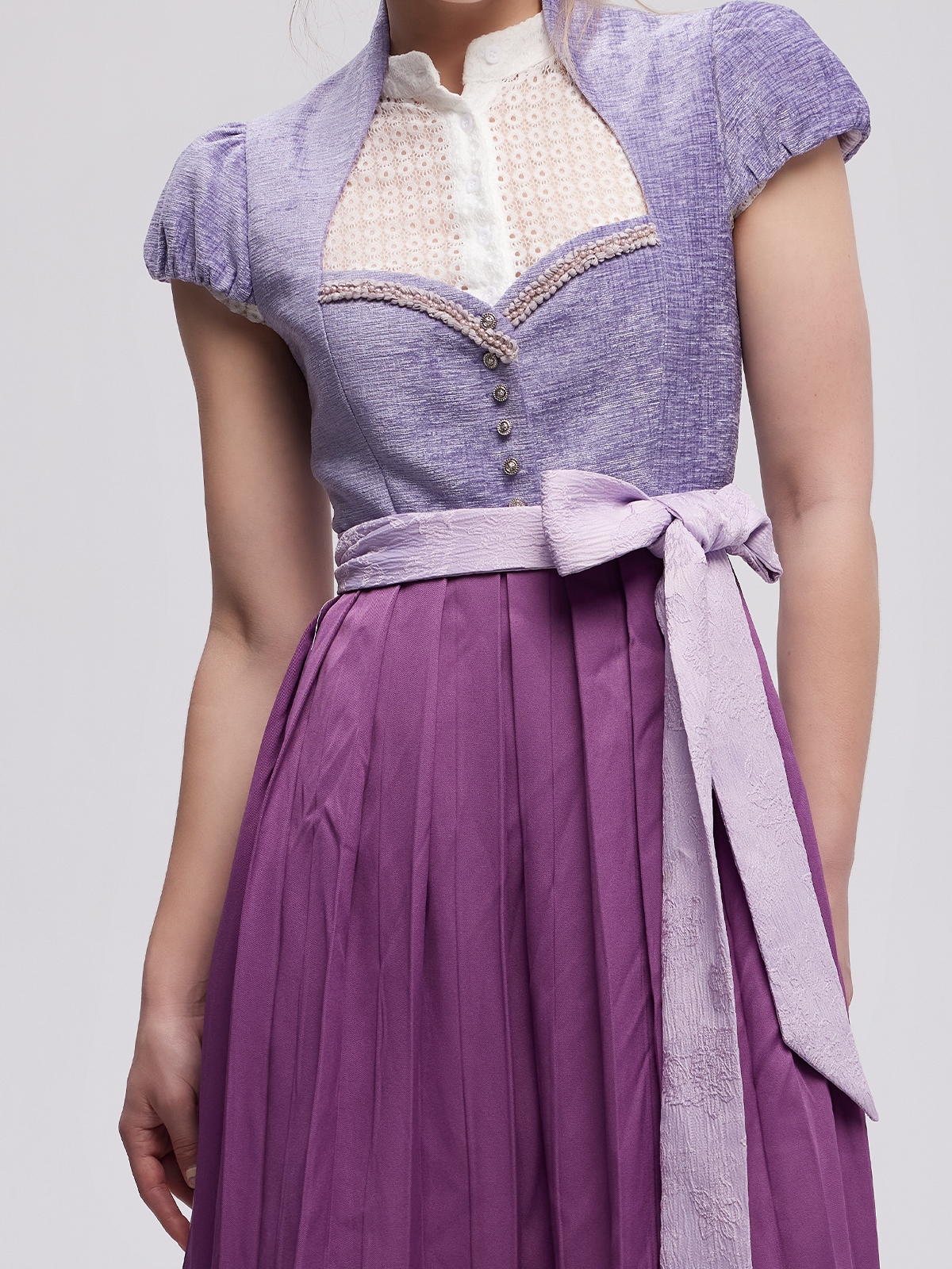 Dirndl in Lila mit schwarzer hochgeschlossener Bluse
