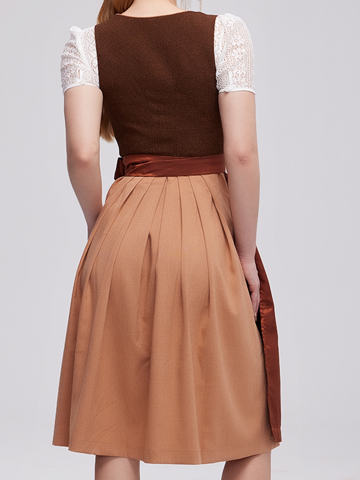 Braunes Dirndl mit aufwendigen Stickereien