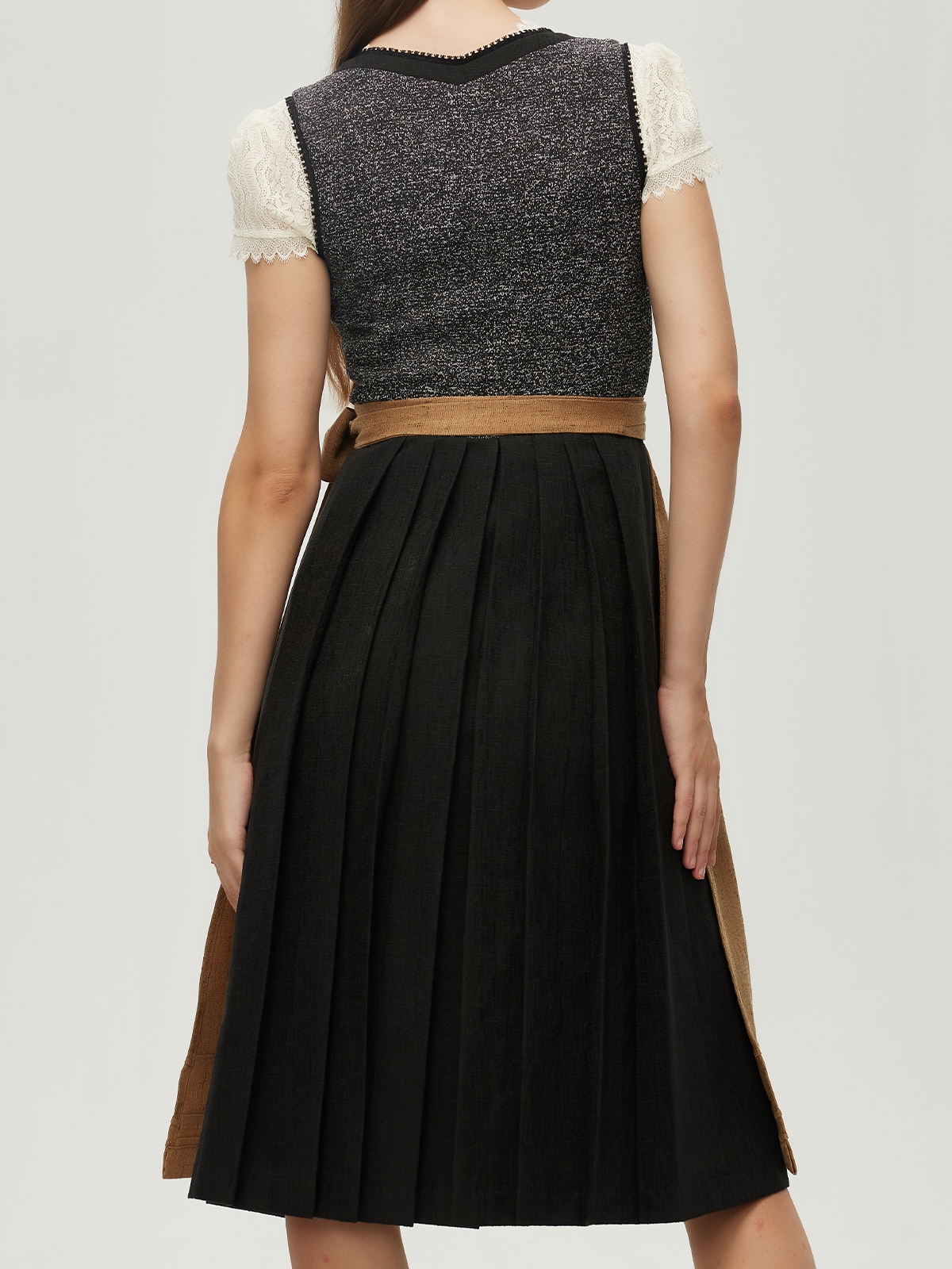 Dunkelrot Dirndl mit schwarzer Bluse