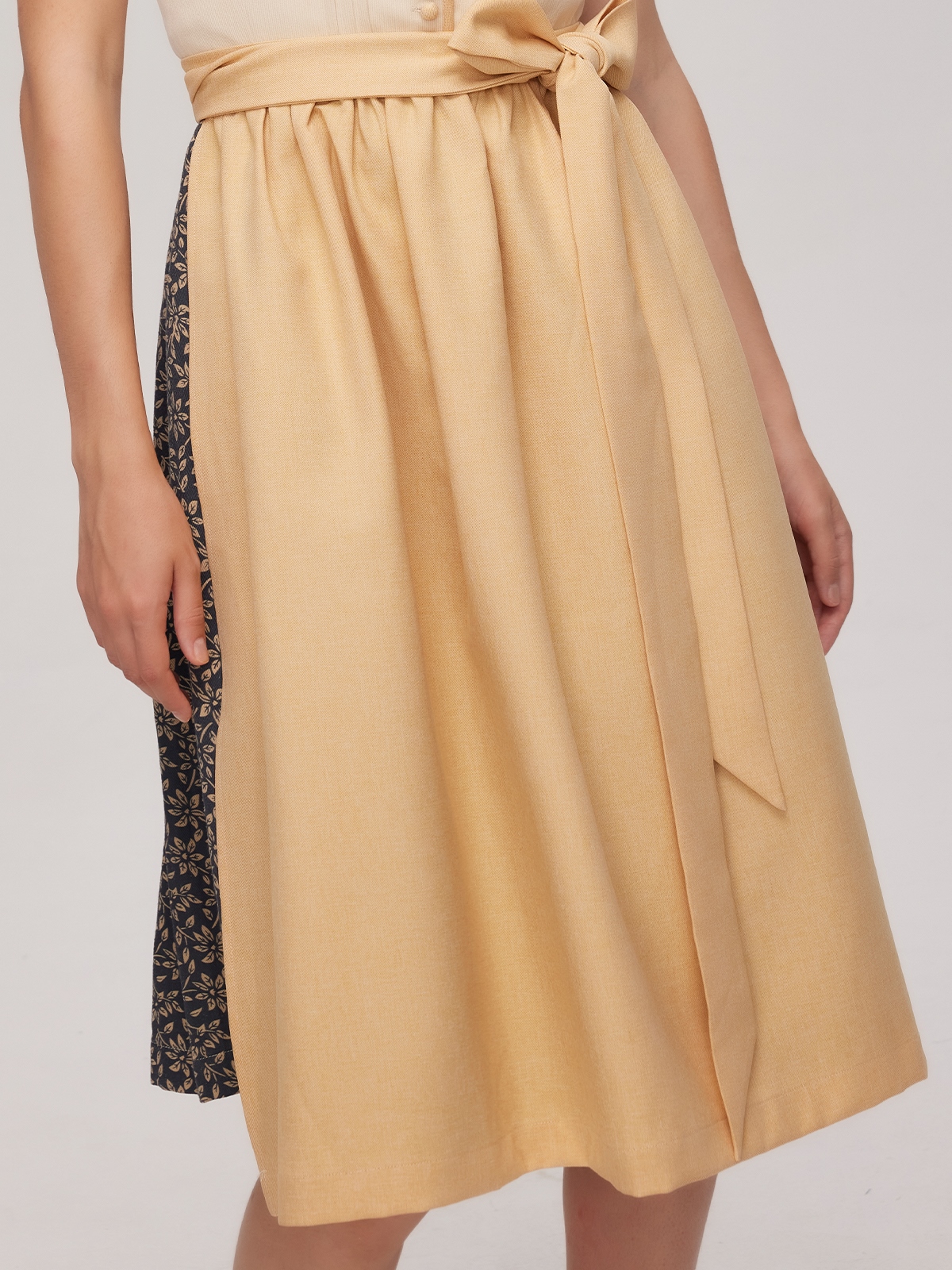 Dirndl in Gelb mit dunkelgrüner Bluse