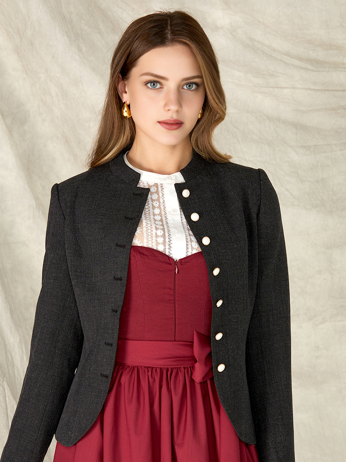 Stylisches dunkelgrün Dirndl mit schwarzer Jacke