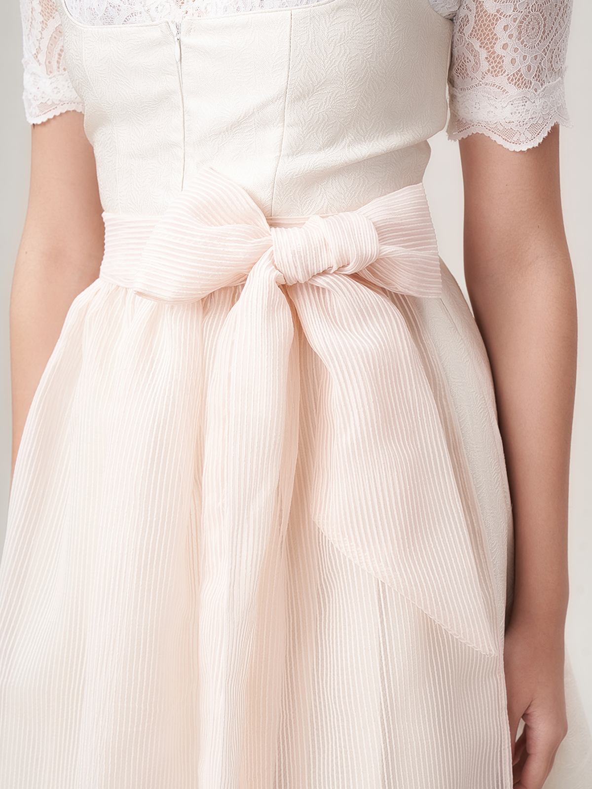 Ein Hauch von Alpenzauber: Das Ehreer Dirndl in Beige vereint Tradition mit modernem Komfort