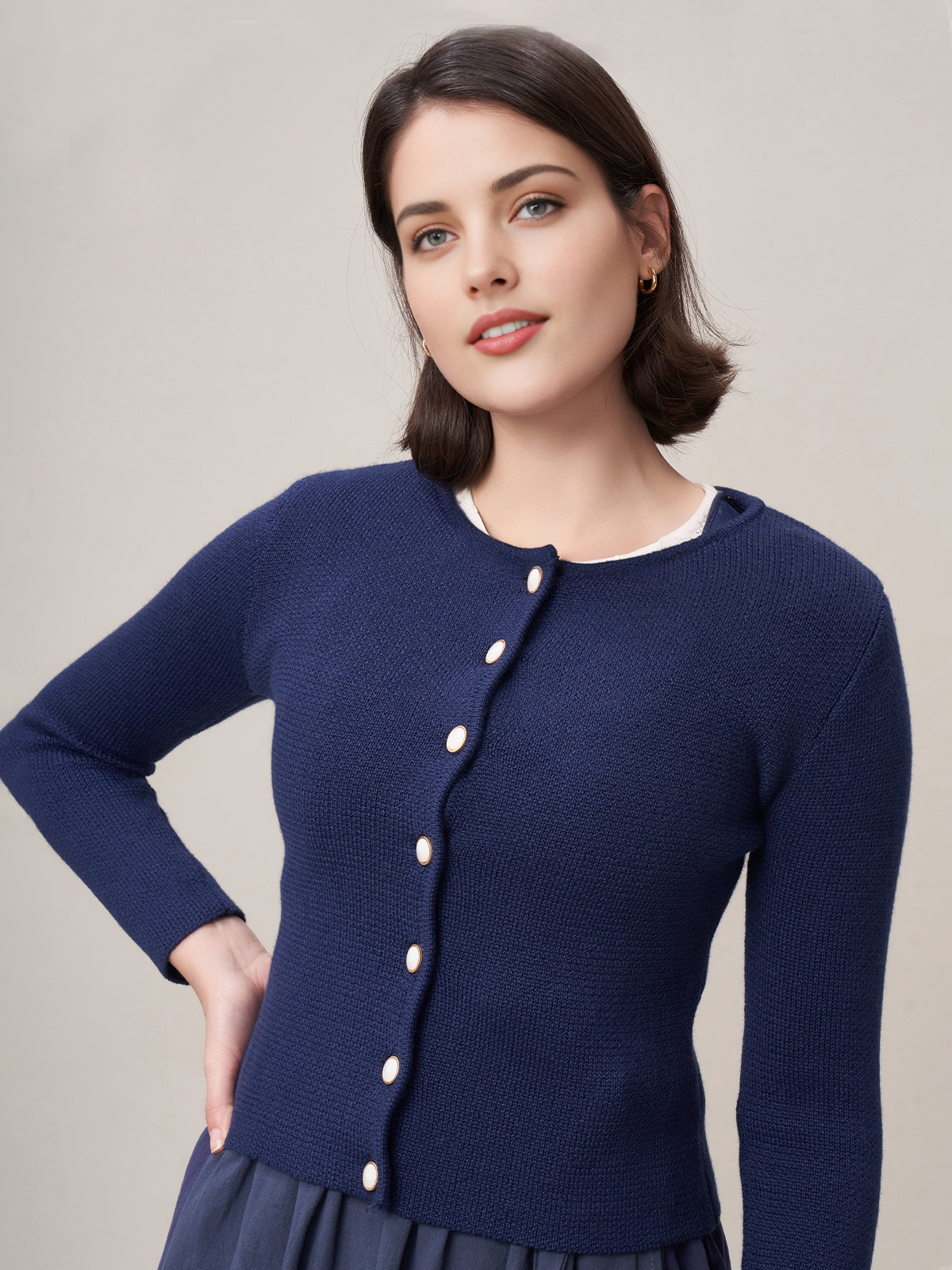 Modernes Dirndl in Marineblau mit schlankem Schnitt
