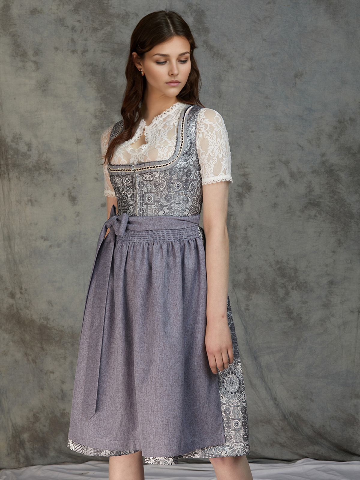 Elegantes graues Dirndl