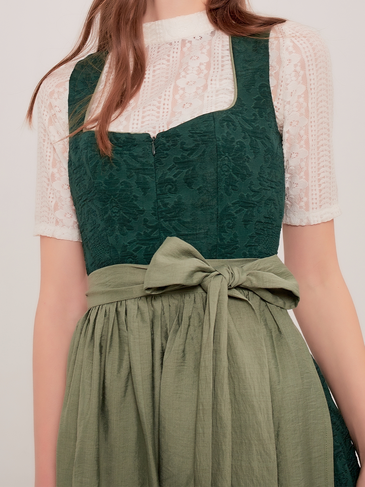 Modernes Dirndl in smaragdgrün