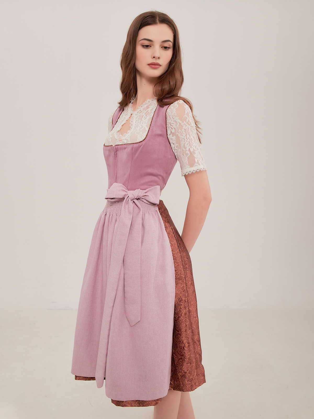 Dirndl in grau-grüner Eleganz