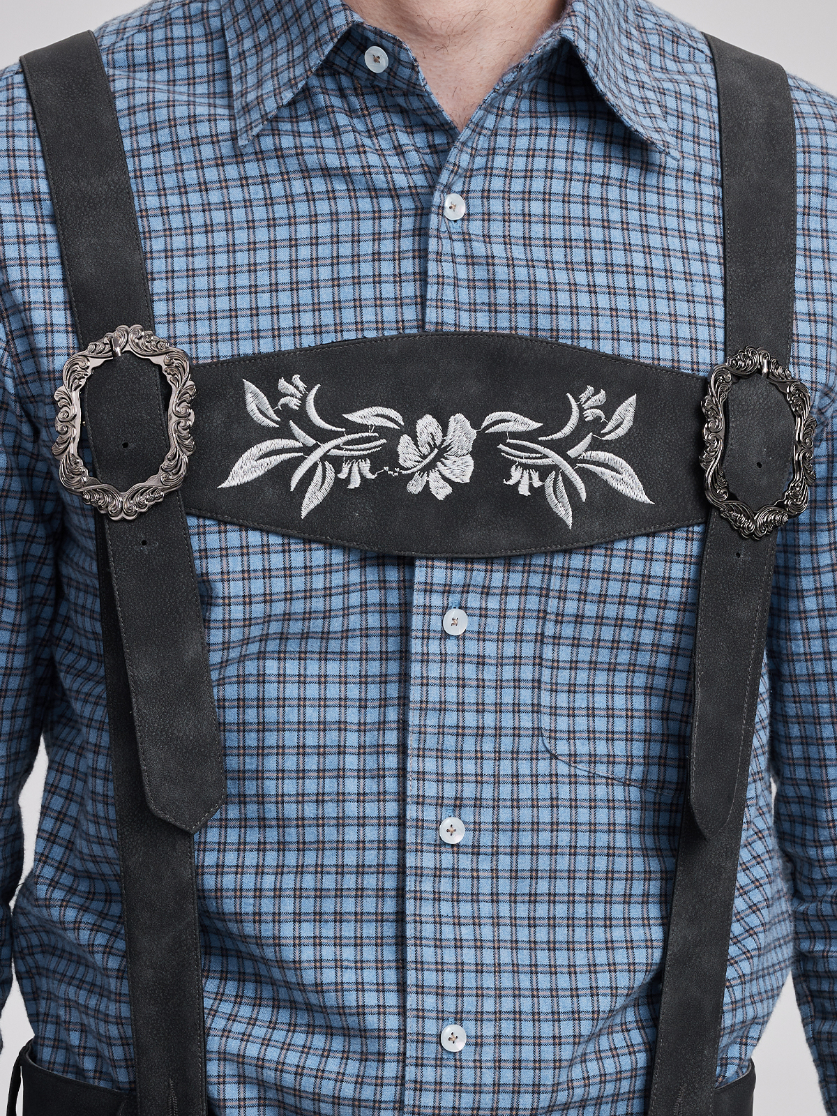 Ein graues Dirndl mit modernem Schnitt